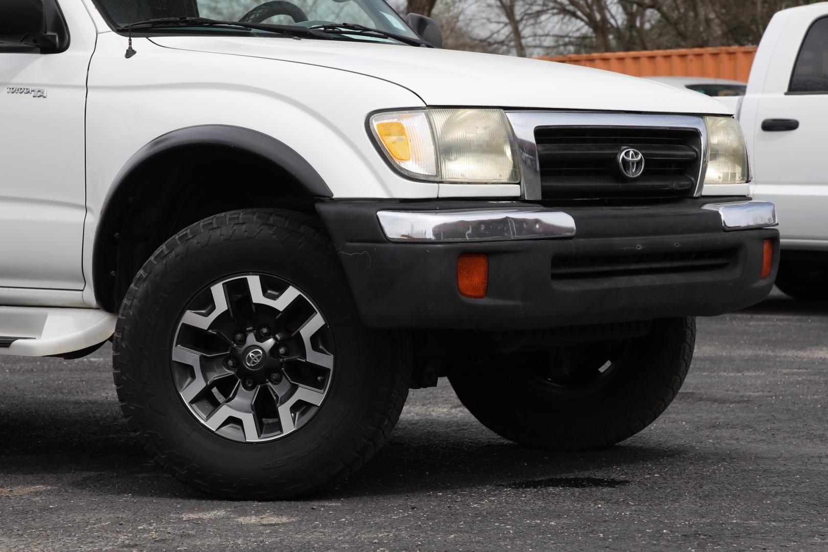 2000 WHITE TOYOTA TACOMA PreRunner Xtracab V6 2WD (4TASN92N1YZ) with an 3.4L V6 DOHC 24V engine, 4-SPEED AUTOMATIC transmission, located at 420 E. Kingsbury St., Seguin, TX, 78155, (830) 401-0495, 29.581060, -97.961647 - Photo#2